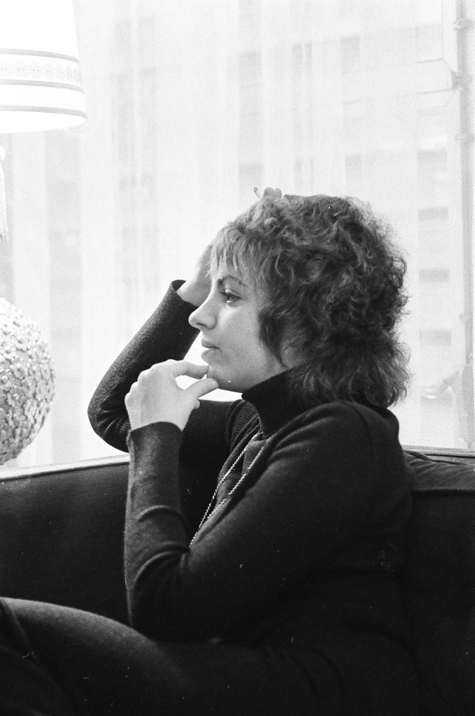 Liza Minnelli sitting on a couch - Chicago Sun-Times