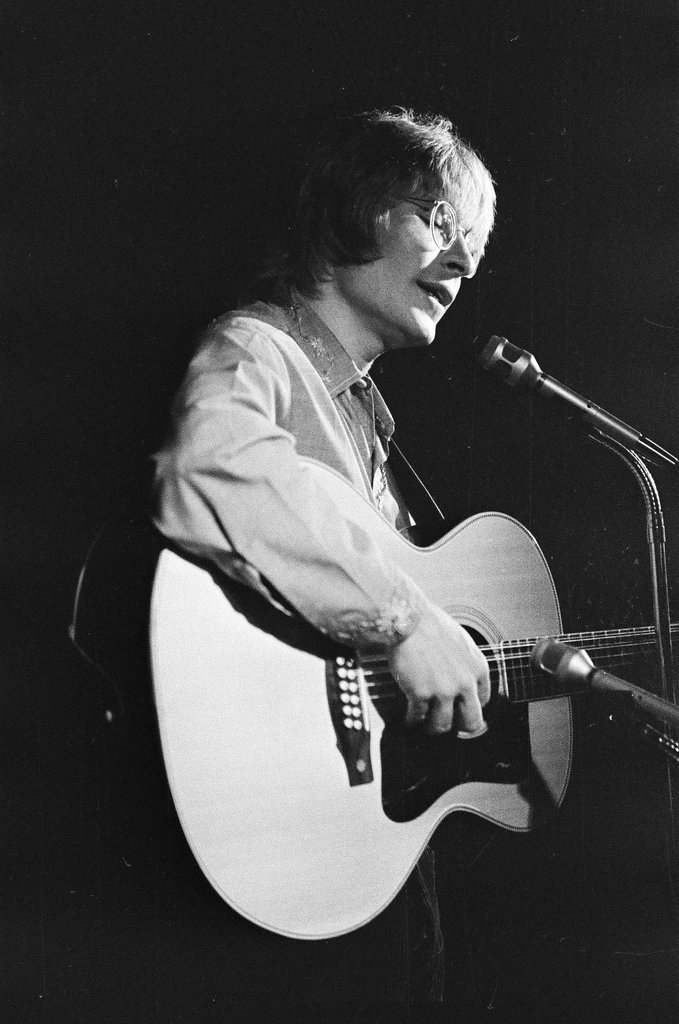 John Denver performs at Quiet Knight Club - Edmund Jarecki for Chicago Sun-Times