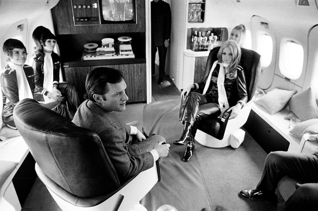 Hugh Hefner boards his plane at O'Hare - Jack Dykinga for Chicago Sun-Times