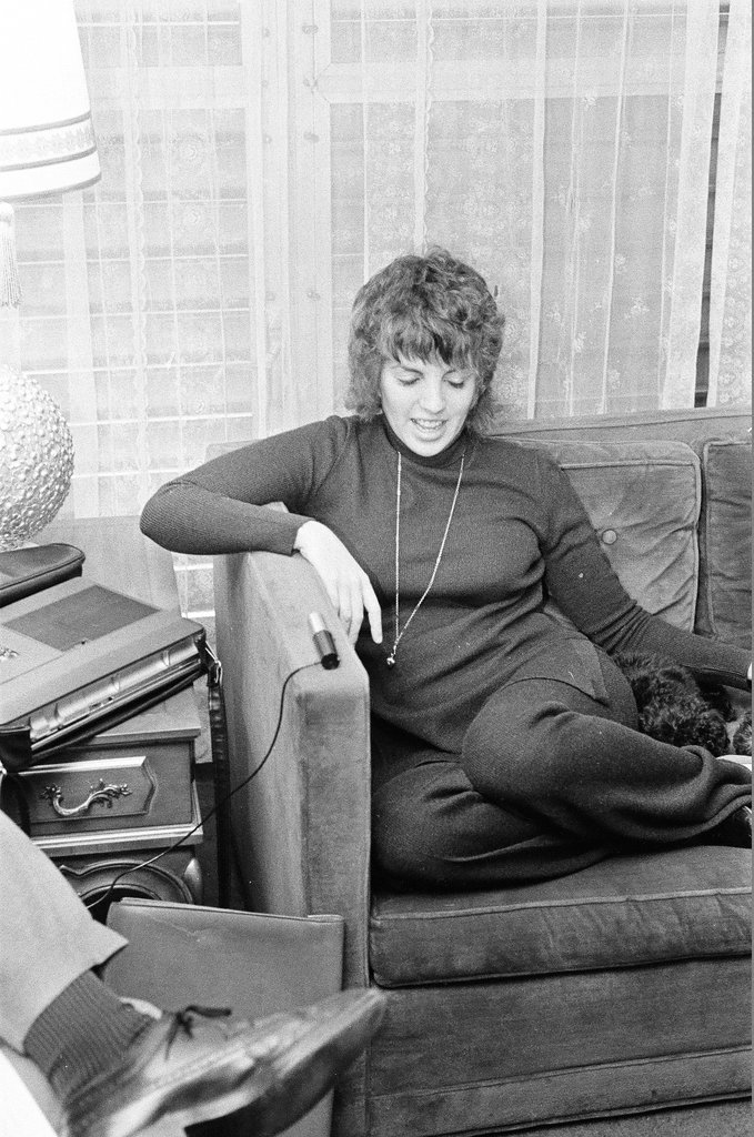 Liza Minnelli sitting on a couch - Chicago Sun-Times