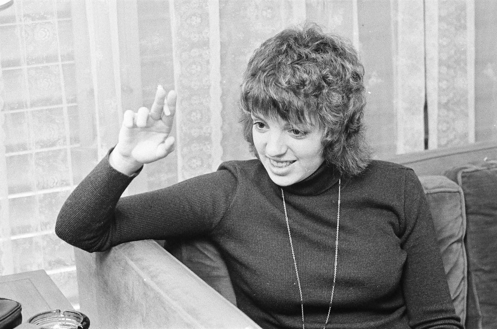 Liza Minnelli sitting on a couch - Chicago Sun-Times
