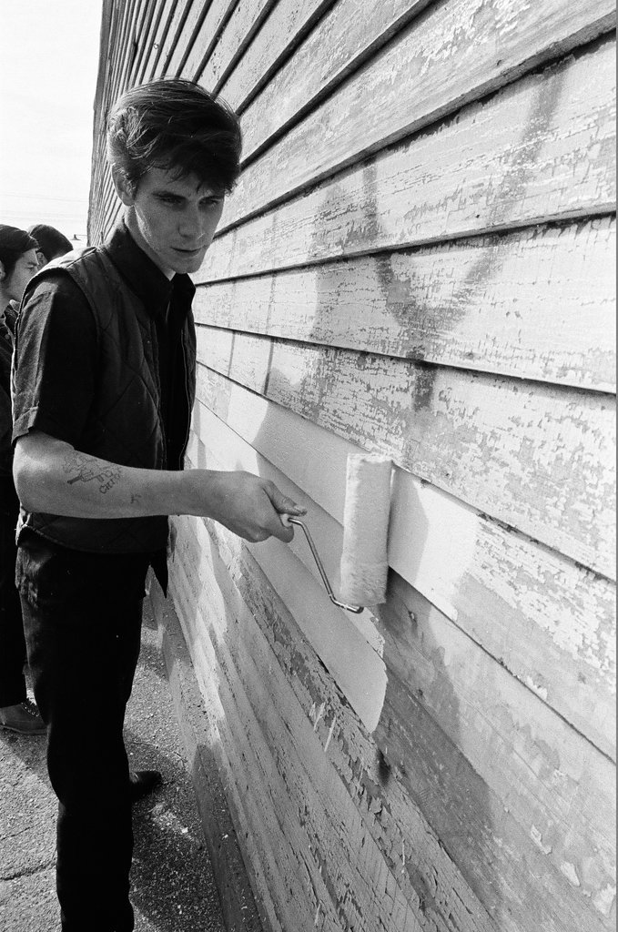 Bel-Air gang members and others clean up graffiti - Chicago Sun-Times