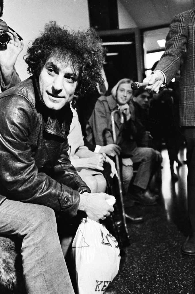 Abbie Hoffman at Criminal Court Building - Larry Graff for Chicago Sun-Times