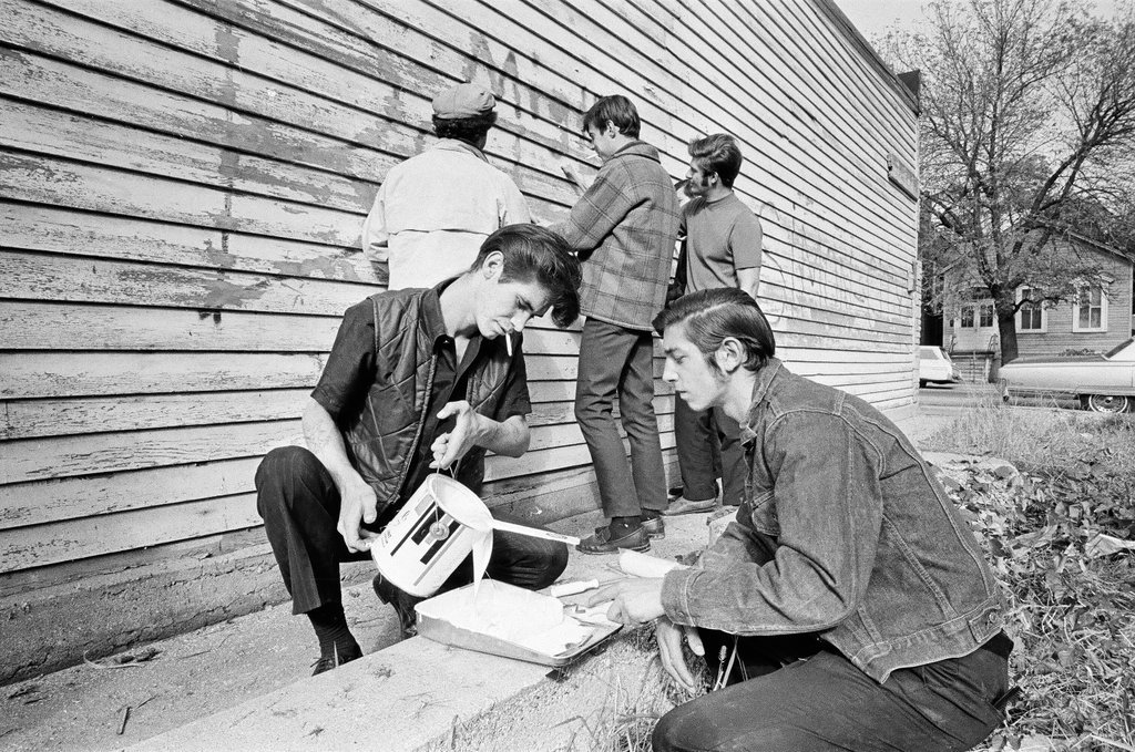 Bel-Air gang members and others clean up graffiti - Chicago Sun-Times
