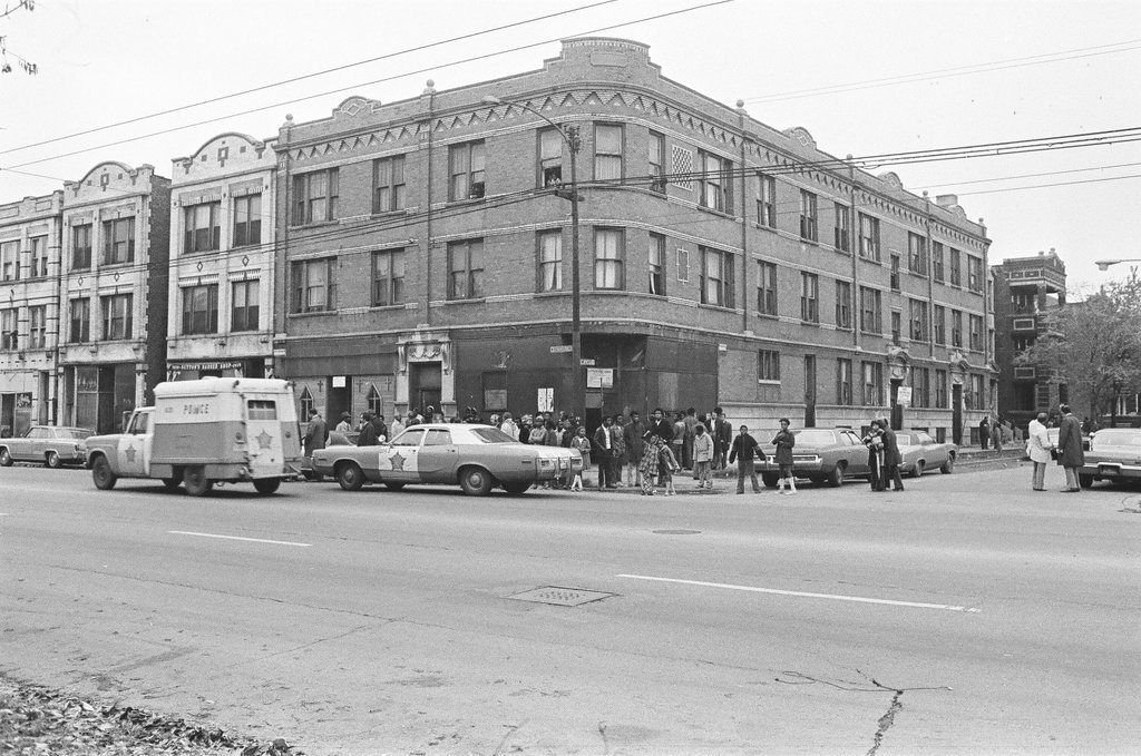 Gang war crime scene - Chicago Sun-Times