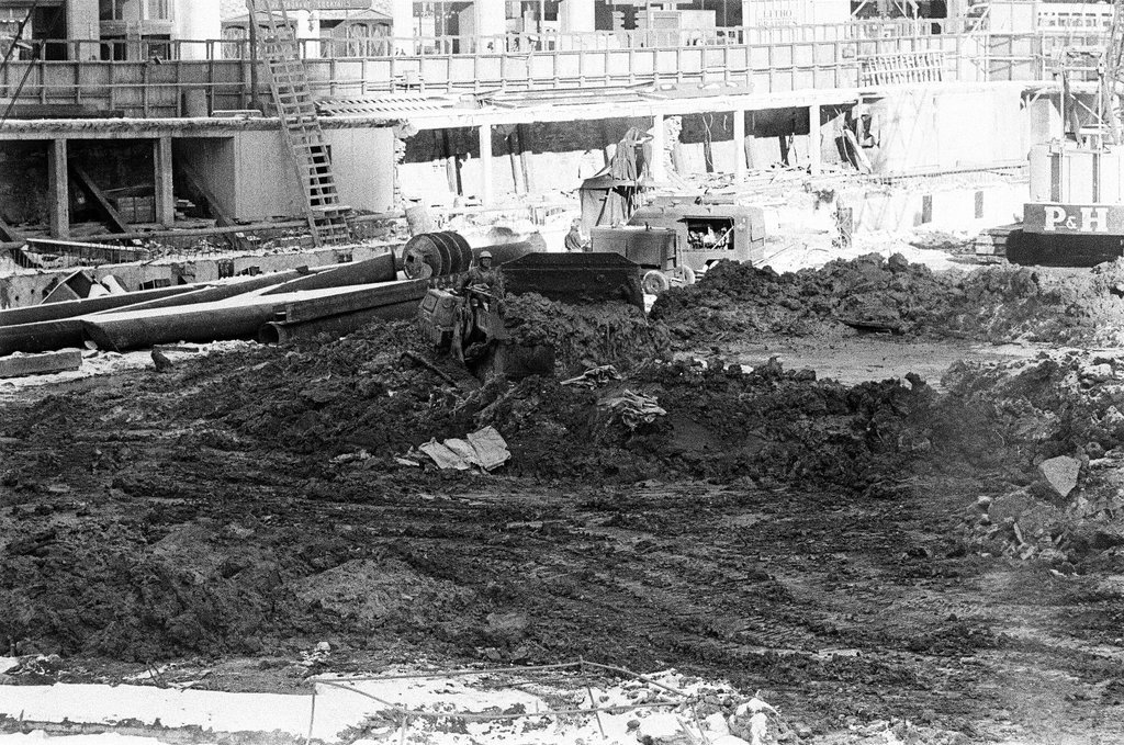 Ground level construction on the Sears Tower - Chicago Sun-Times