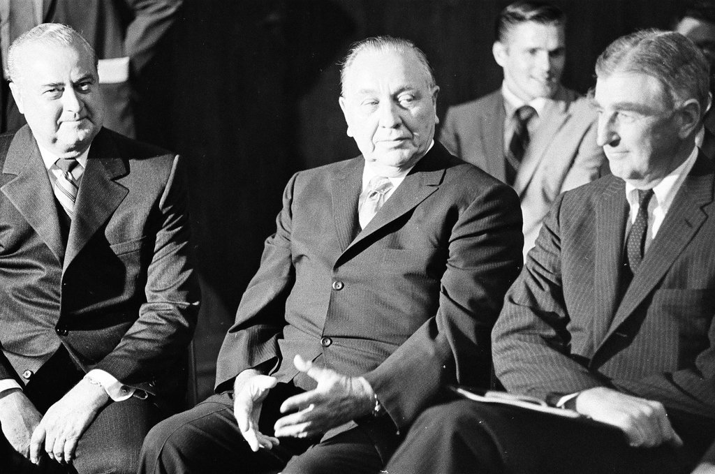 Mayor Daley views model of Sears Tower - Chicago Sun-Times
