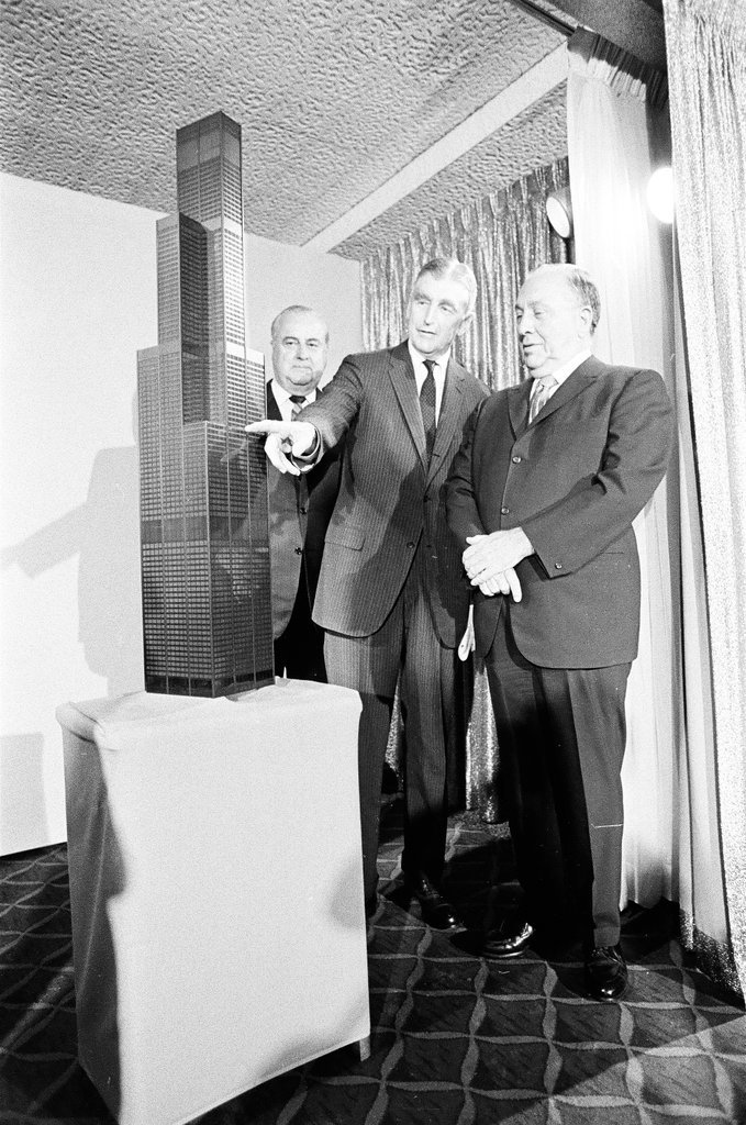 Mayor Daley views model of Sears Tower - Chicago Sun-Times