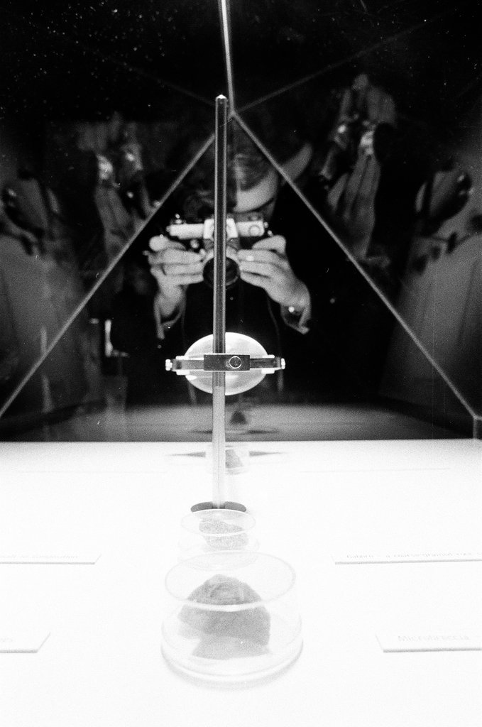 People observe moon rock at Field Museum - Chicago Sun-Times