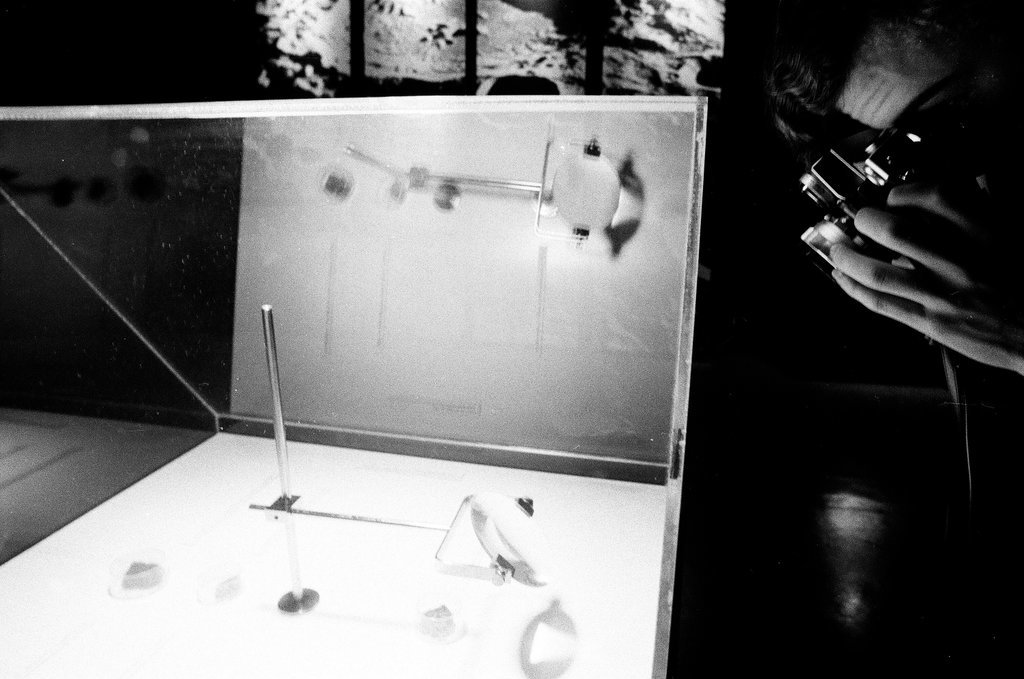 People observe moon rock at Field Museum - Chicago Sun-Times