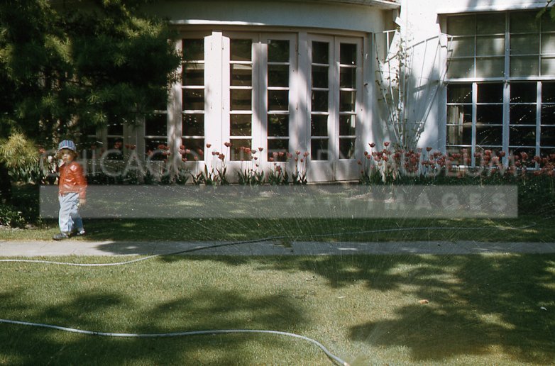 Child with a sprinkler - Maier, Vivian