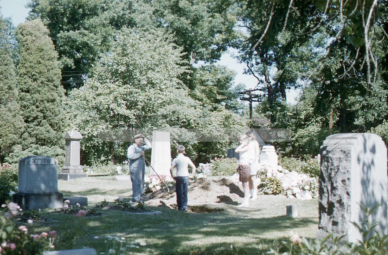 Conversing in a cemetery - Maier, Vivian