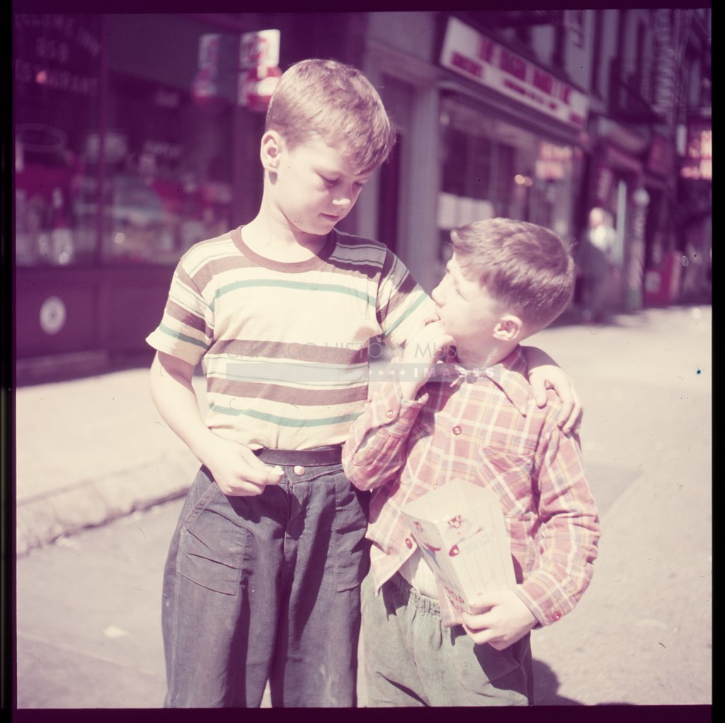 Boys eating popcorn - Maier, Vivian