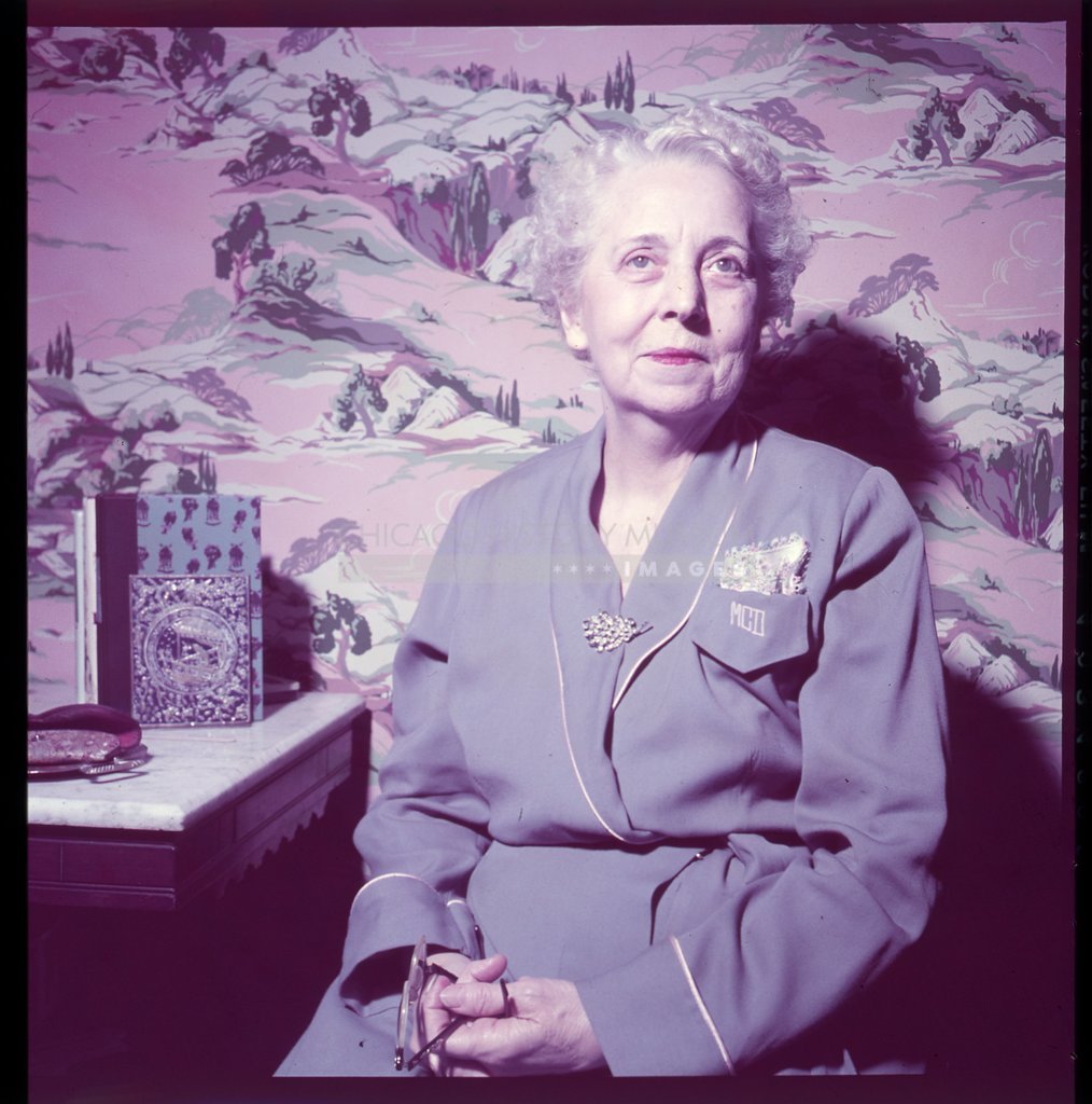 Elderly woman in blue robe - Maier, Vivian