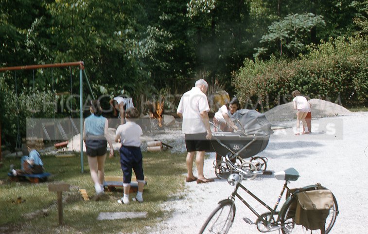 A crowd, a pram, a bonfire - Maier, Vivian
