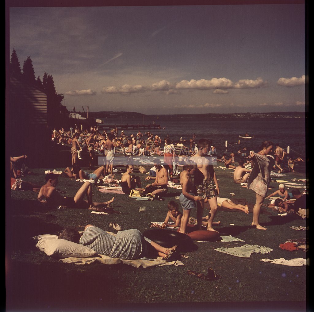 Crowd on the beach - Maier, Vivian