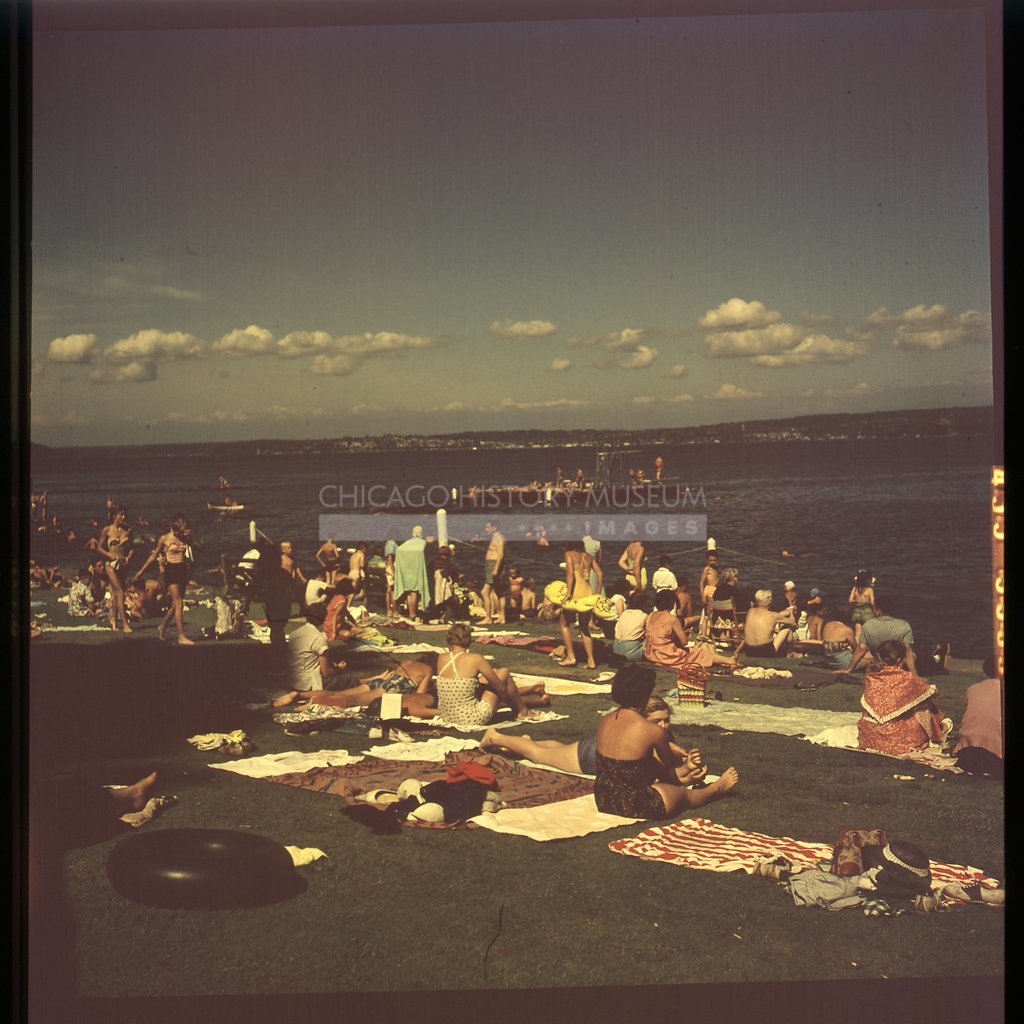 Crowd on the beach - Maier, Vivian