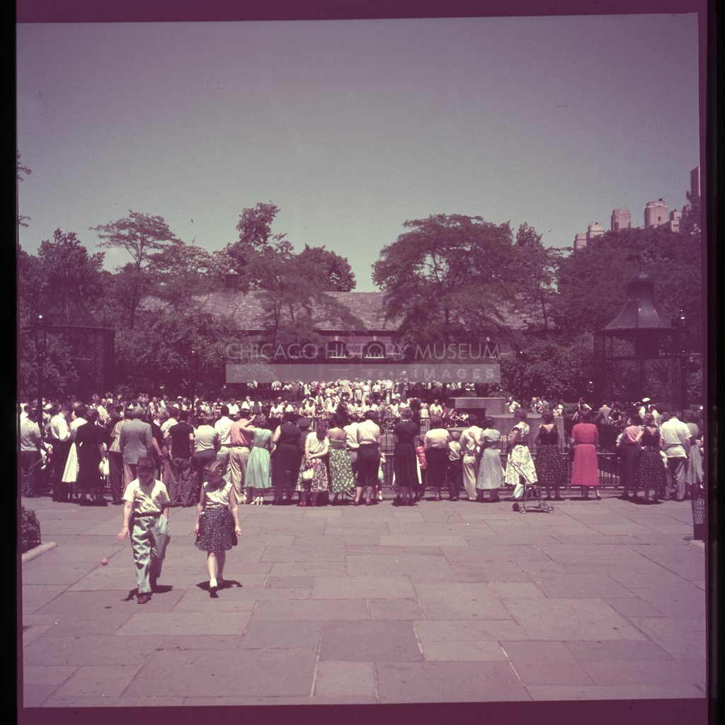 Crowd at the Central Park Zoo - Maier, Vivian