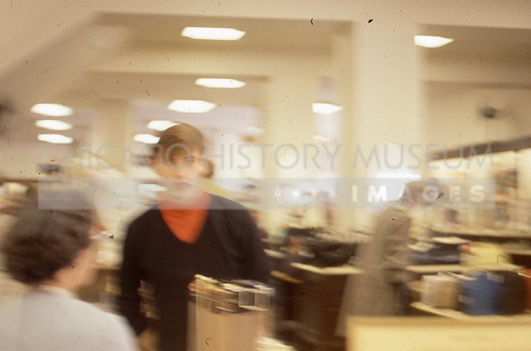 Boy in a department store - Maier, Vivian