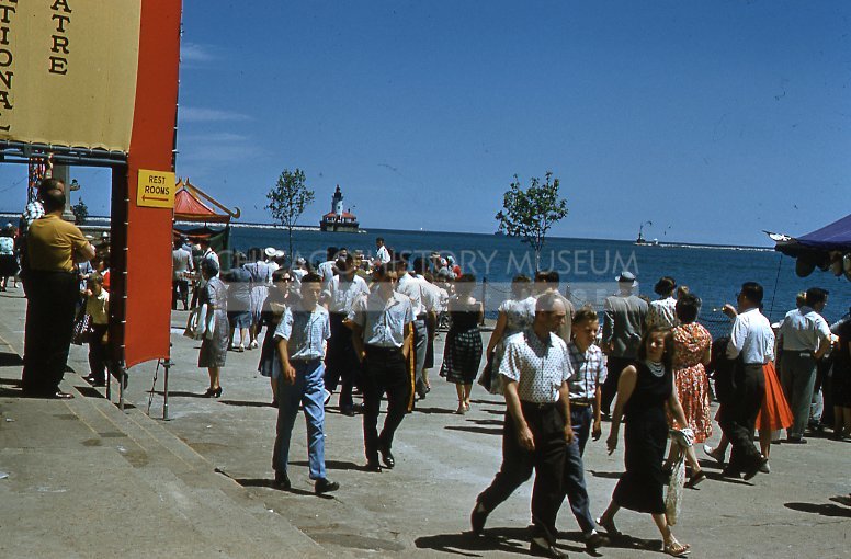 Crowds at Navy Pier - Maier, Vivian