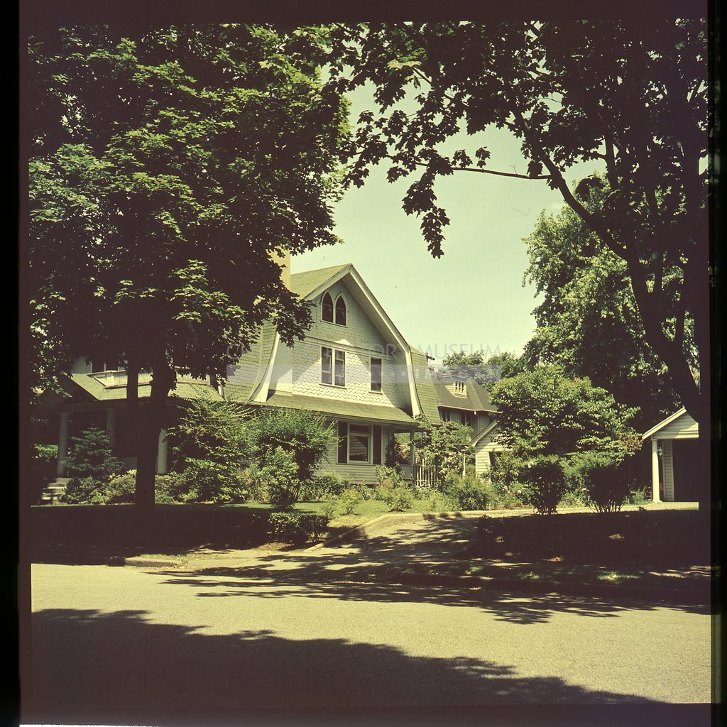 White house in the trees - Maier, Vivian