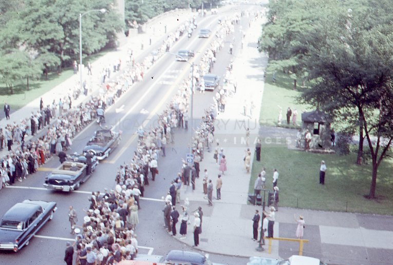 Crowds and Eisenhower's motorcade during 1960 Republican National Convention - Maier, Vivian
