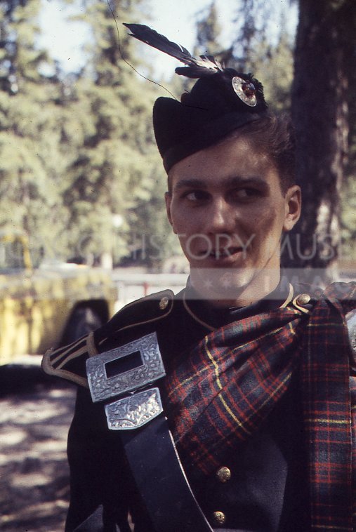 Man in uniform with tartan - Maier, Vivian