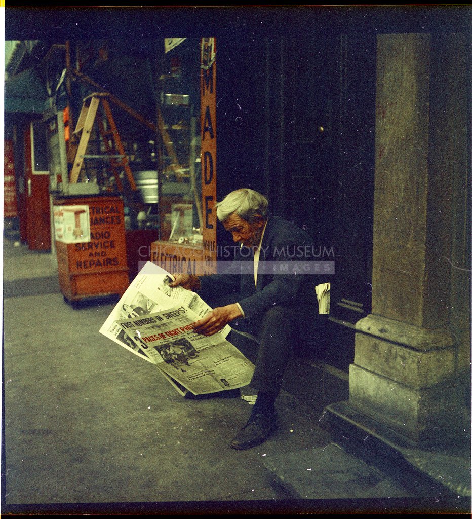 Man reading a newspaper - Maier, Vivian