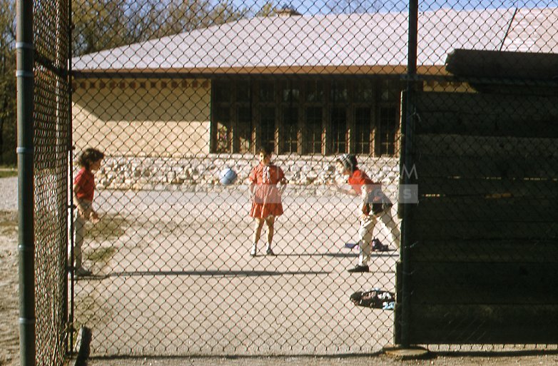 Children playing ball - Maier, Vivian