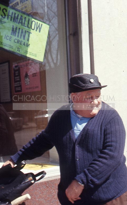 Man at ice cream parlor - Maier, Vivian