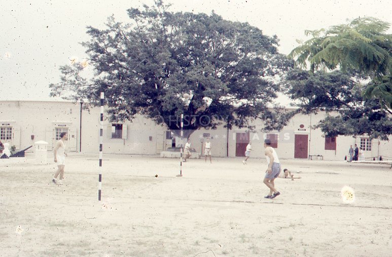 Men playing games - Maier, Vivian