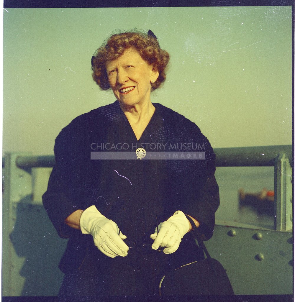Woman with a sparkly brooch - Maier, Vivian