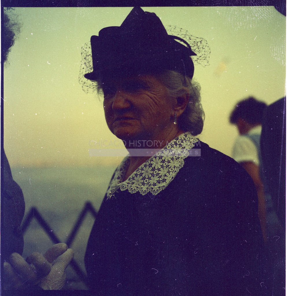 Woman with a lace collar - Maier, Vivian