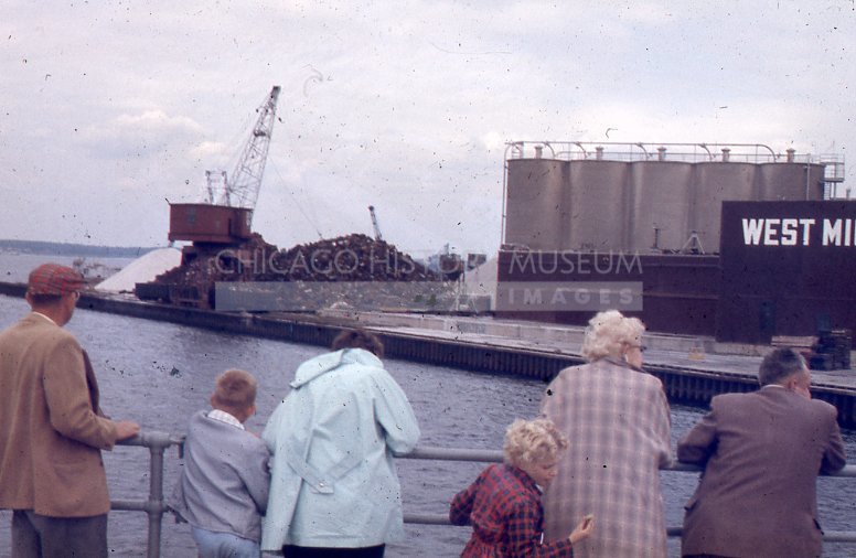 People looking over the rail of a boat - Maier, Vivian