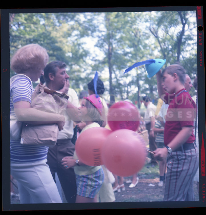 Crowd with balloons - Maier, Vivian