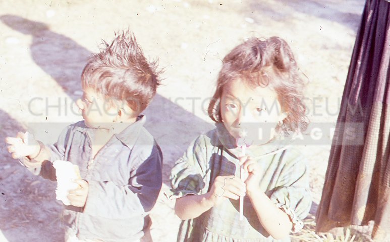 Boy and girl snacking - Maier, Vivian