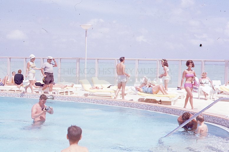 Beachside pool - Maier, Vivian