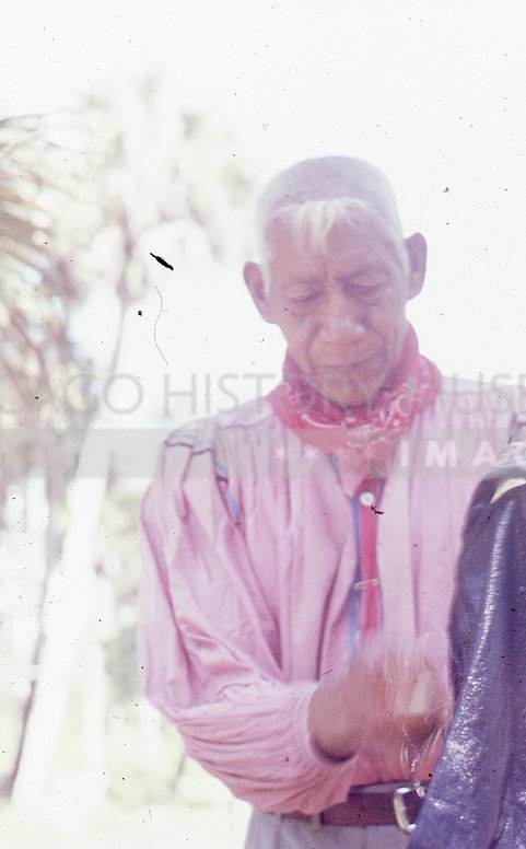 Man in a pink shirt and bandana - Maier, Vivian