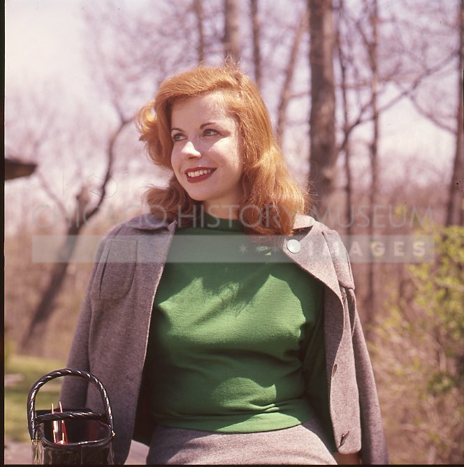 Redheaded woman in green - Maier, Vivian