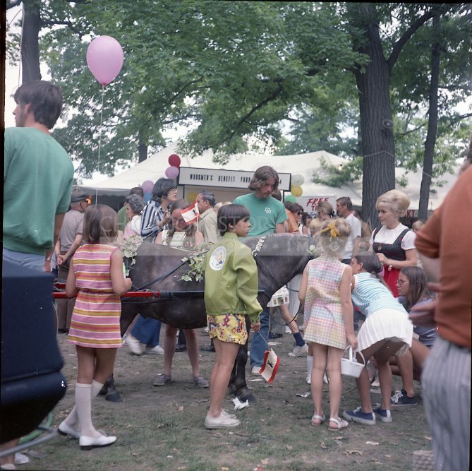 Children and a pony - Maier, Vivian