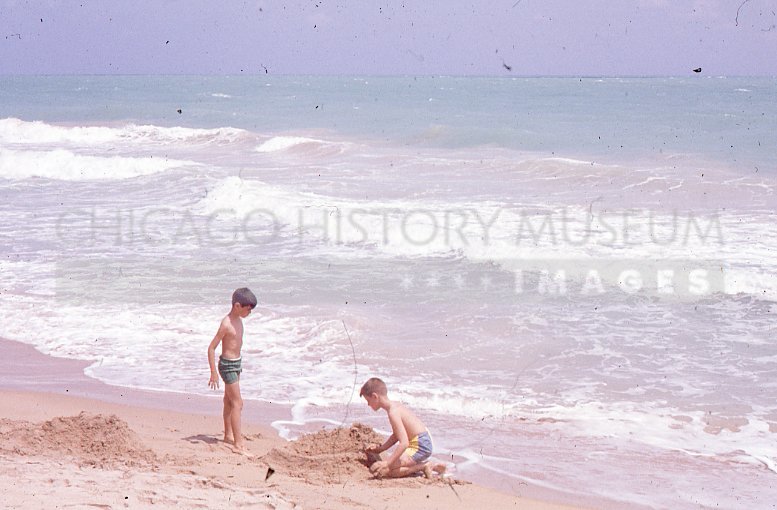 Boys playing in the sand - Maier, Vivian