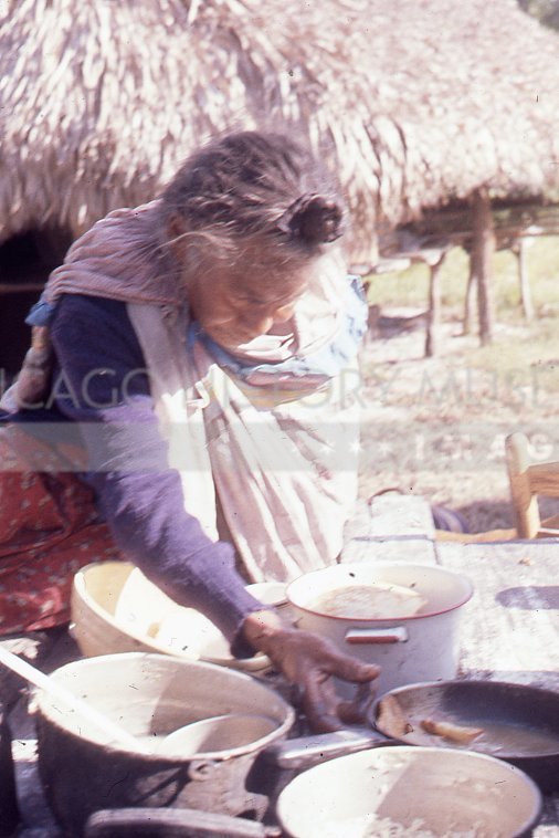 Woman with clay pots - Maier, Vivian