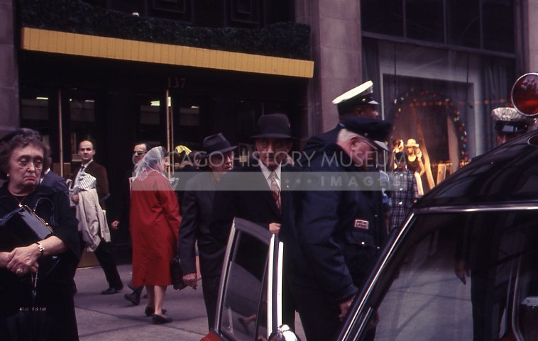 Crowd on sidewalk - Maier, Vivian
