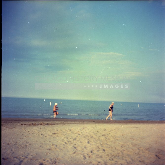 Two people at the beach - Maier, Vivian