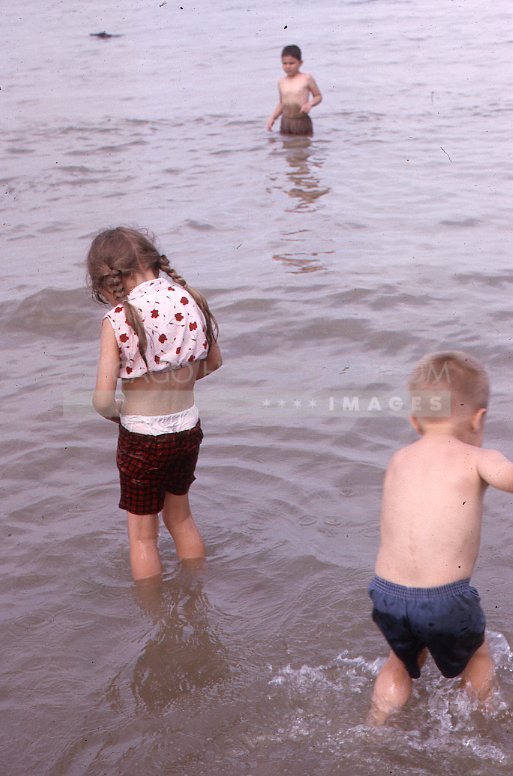 Children at the beach - Maier, Vivian