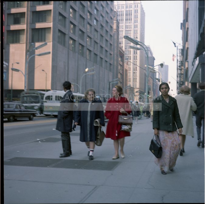 Pedestrians in downtown Chicago - Maier, Vivian