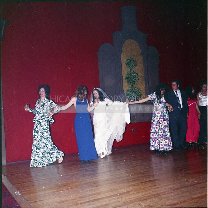 Bride dancing with wedding guests - Maier, Vivian