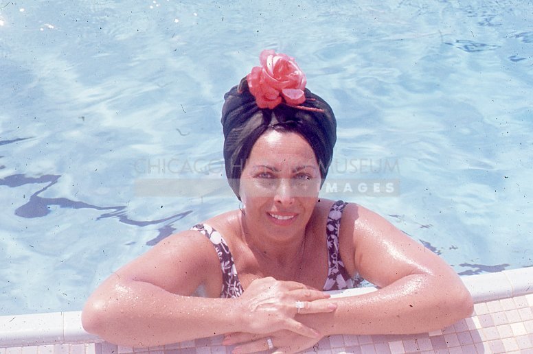 Woman in a pool - Maier, Vivian