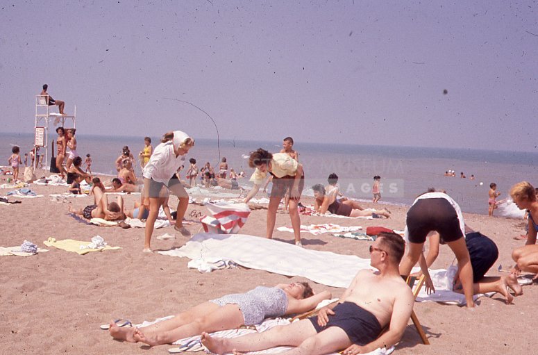 Crowds on beach - Maier, Vivian