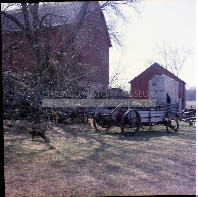 Red barns and a wagon - Maier, Vivian